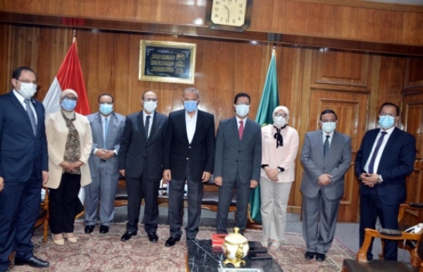 Qalyoubia Governor discusses granting the Egyptian fellowship between Benha University and the Directorate of Health