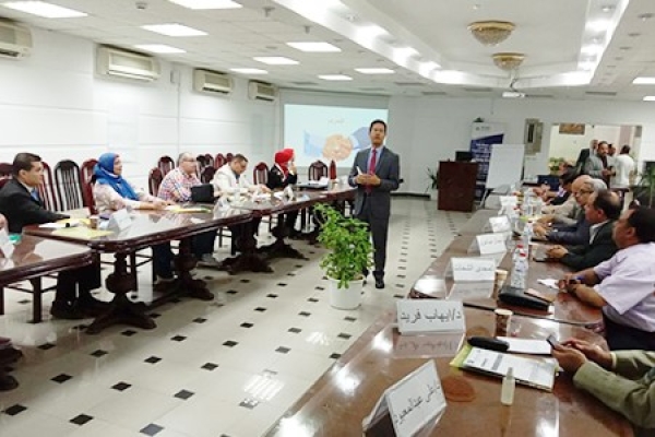 El Gizawy hands Certificates for participants at Leadership and Influence Program